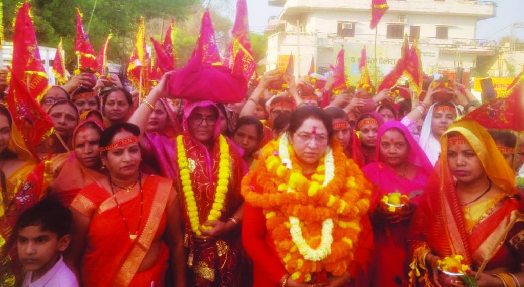 भव्य कलश यात्रा के साथ शुरू हुआ नव दिवसीय देवी भागवत कथा