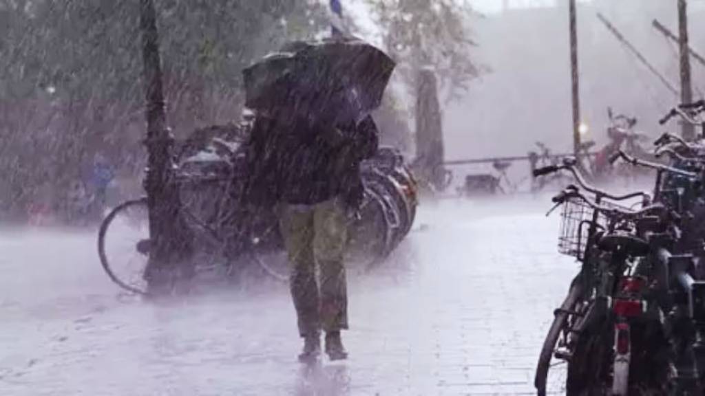 बदला मौसम का मिजाज... बारिश के साथ ओलावृष्टि, किसानों की चिंता बढी