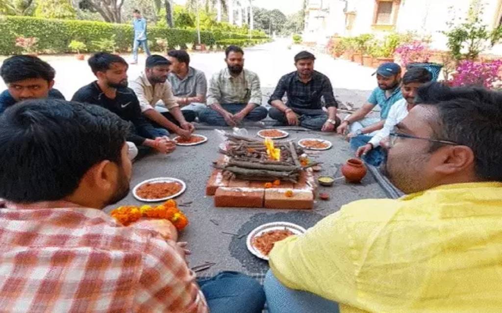BHU में धरने पर बैठे छात्रों ने केंद्रीय कार्यालय पर किया बुध्दि-शुद्धि यज्ञ और छोड़ा अन्न-जल, बोले- शोध प्रवेश में 'अपनों' को दे रहे मौका