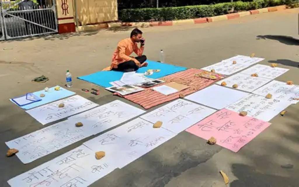 BHU : शोध प्रवेश प्रतिक्रिया के विरोध में शुरू किया अनिश्चितकालीन धरना, सपा का मिला समर्थन, बोला - मैं दलित हूं इसलिए नहीं मिल रहा न्याय