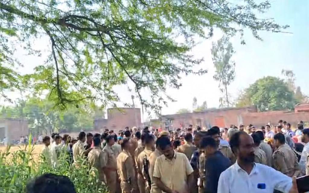 जौनपुर में पेड़ की डाल से लटकता मिला युवक का शव, गांव में मचा हड़कंप