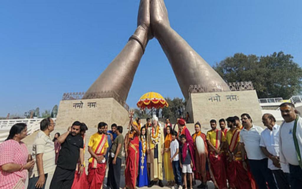 वाराणसी पहुंचे जर्मनी के आध्यात्मिक गुरु, गंगा में छोड़ी 10 हजार मछलियां, बोले- काशी दुनिया की स्पिरिचुअल सिटी है