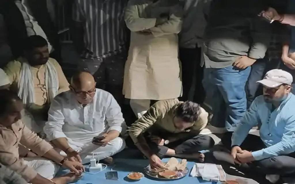 बीएचयू में धरनारत दलित-छात्र से मिलने पहुंचे कांग्रेस अजय राय, PM से हस्तक्षेप की मांग