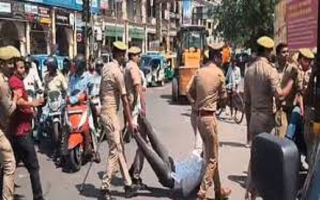 करणी सेना के विरोध प्रदर्शन से सपाइयों में आक्रोश, लखनऊ में प्रदर्शन कर सरकार के खिलाफ की नारेबाजी, पुलिस के साथ धक्का-मुक्की