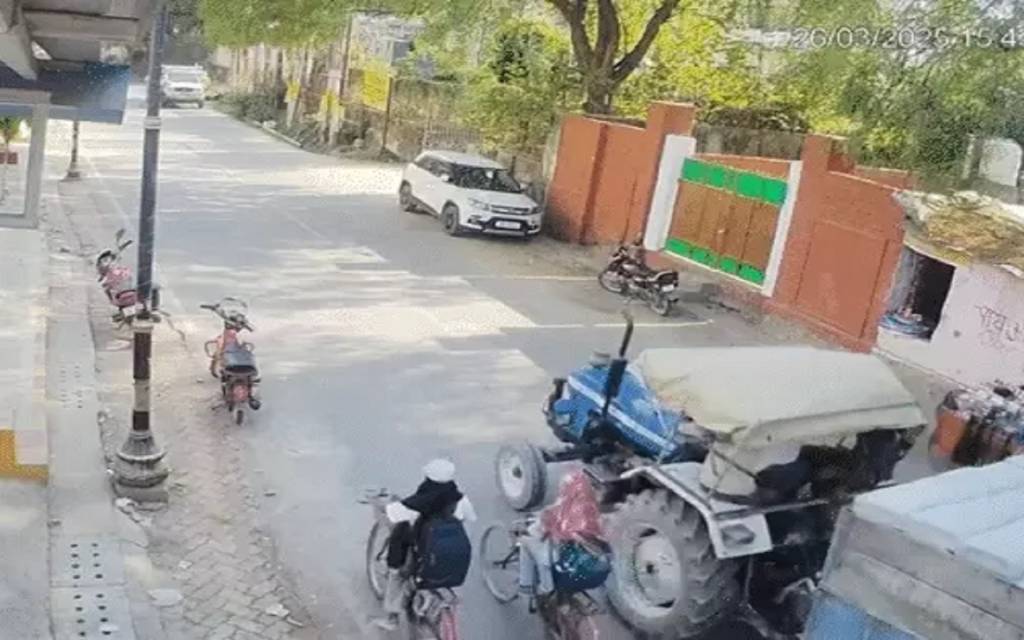 वाराणसी में ट्रैक्टर ने छात्रा को कुचला, हंगामा, गुस्साई भीड़ ने किया चक्काजाम, परिजन बोले- दरोगा ने रिश्वत लेकर छोड़ा, शव हटाया