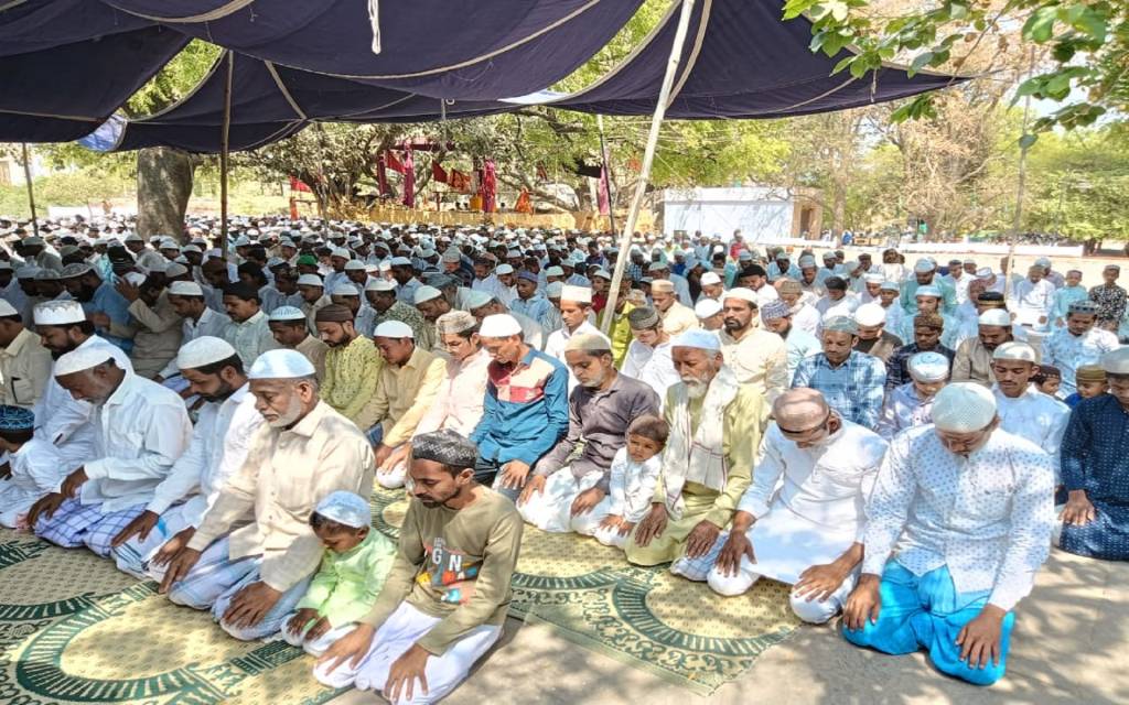 अकीदत के साथ अदा की अलविदा की नमाज