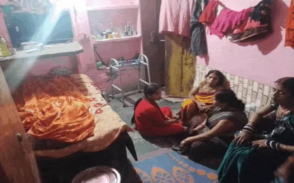 वाराणसी में सब्जी विक्रेता की धारदार हथियार से गला रेतकर हत्या, कमरे में मिला लहूलुहान शव, पुलिस छानबीन में जुटी