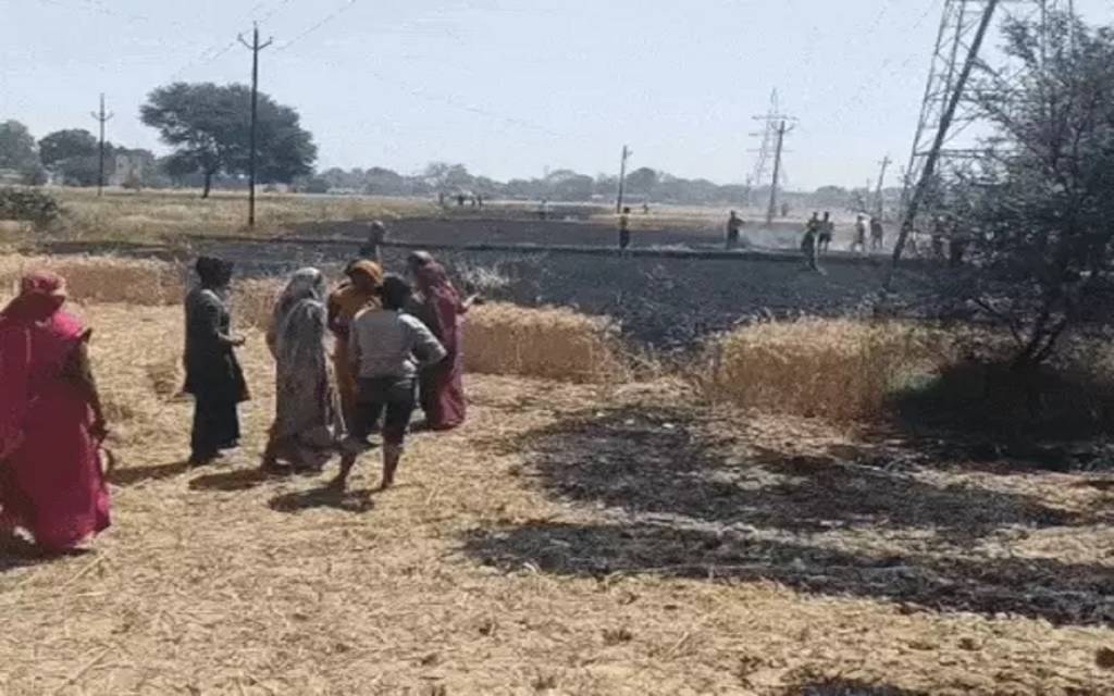 चोलापुर में शार्ट सर्किट से आग लगने पर दो-बीघा गेहूं जलकर खाक, समय नहीं पहुंची फायर ब्रिगेड, ग्रामीणों ने आग पर पाया काबू