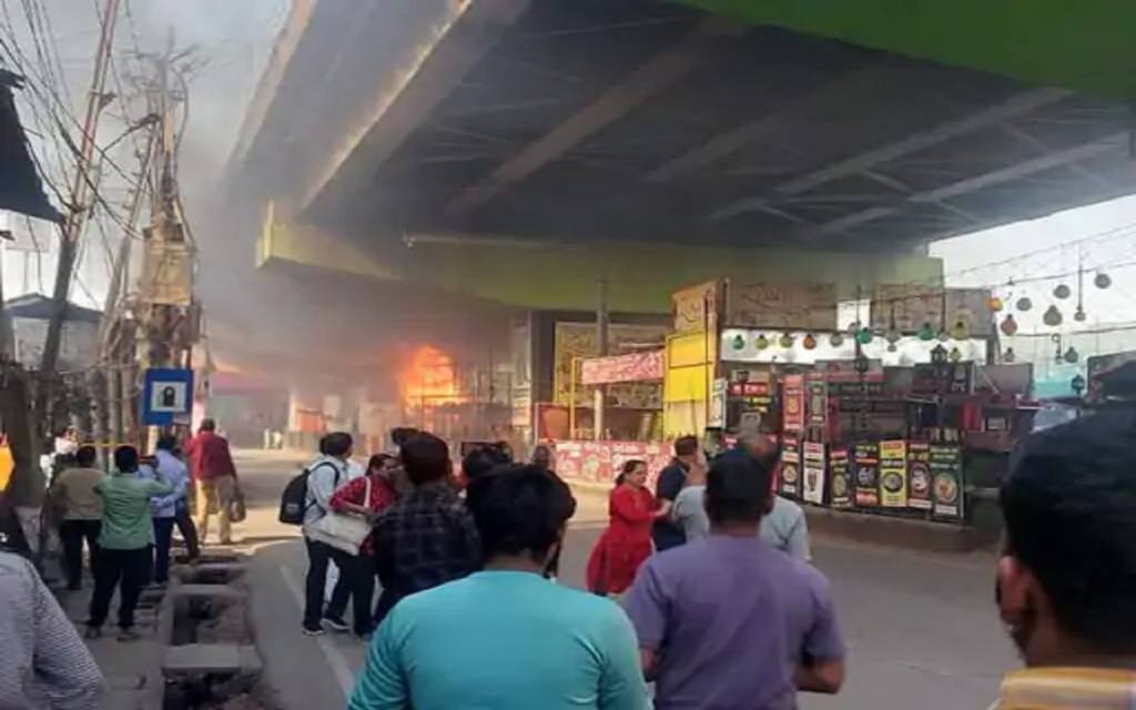 वाराणसी में कैंट रेलवे स्टेशन के पास नाइट मार्केट में लगी आग, मची अफरा-तफरी; फायर ब्रिगेड ने पाया काबू