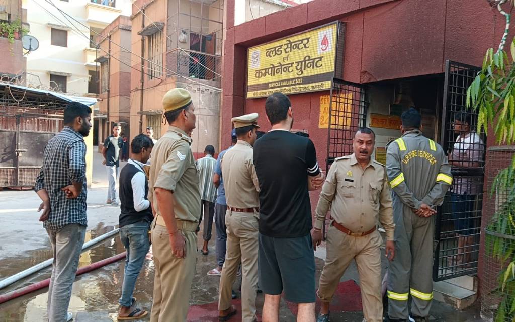 वाराणसी के मंडलीय अस्पताल के ब्लड बैंक में लगी आग, कई जरूरी कागजात जलकर हुए खाक