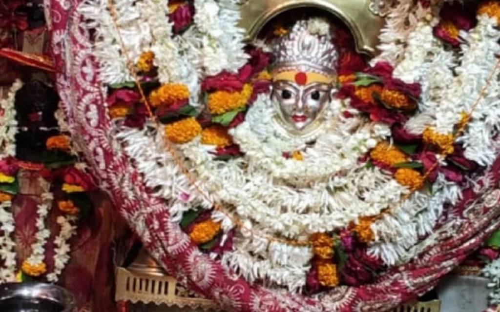 नवरात्र के तीसरे दिन मां चंद्रघंटा की झलक पाने को संकरी गलियों में सैलाब, गूंज रहे माता के जयकारे