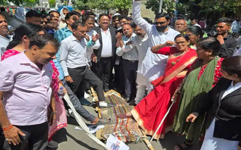 करणी सेना ने निकाली सपा सांसद की प्रतीकात्मक शवयात्रा, राणा सांगा के समर्थन में उतरी