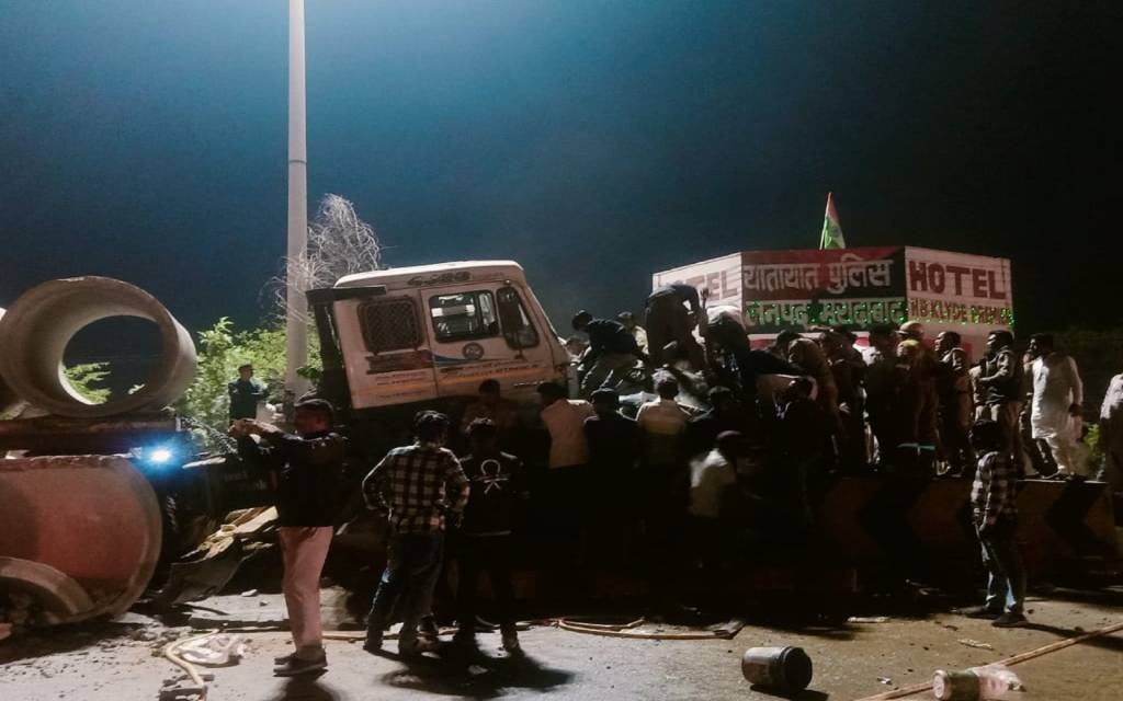 मुरादाबाद में हाईवे पर ट्रक की टक्कर से कार सवार दो युवतियां की माैत, दो युवक घायल