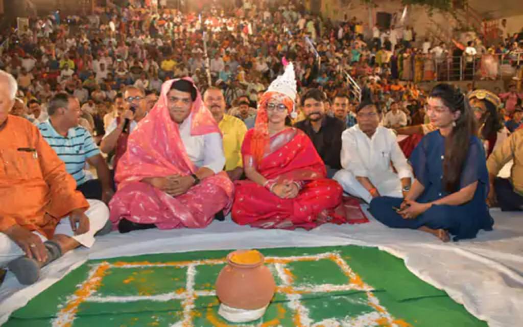 काशी के राजेंद्र प्रसाद घाट पर गूंजा चीपो-चीपो गंदर्भ राग, सजी मूर्खों की महफिल; खूब चले व्यंग्य बाण
