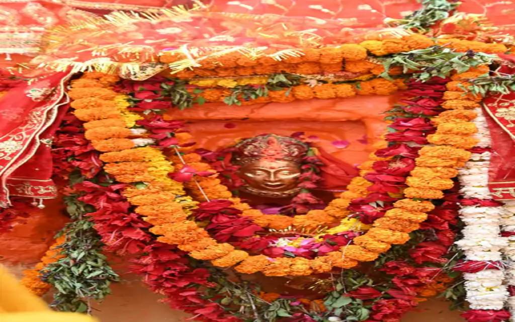 काशी के ज्ञानवापी में माता श्रृंगार गौरी के दर्शन के लिए उमड़ी भक्तों की भीड़, डमरूओं की थाप से गूंजा मंदिर परिसर