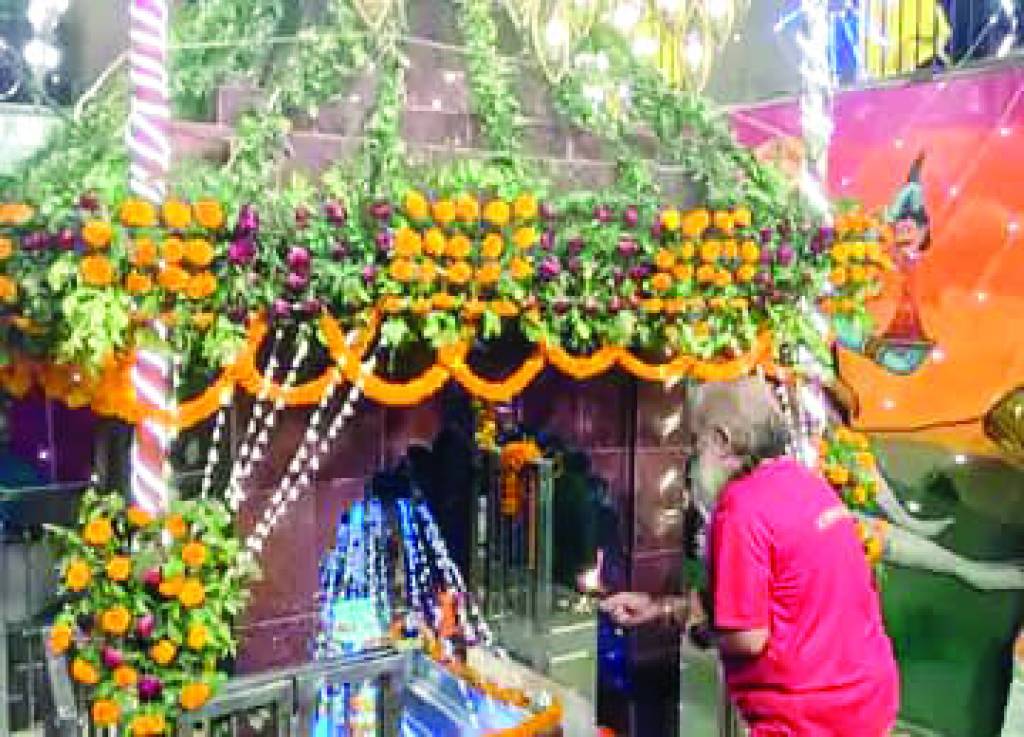 फूलों से सजा महाश्मशाननाथ का दरबार