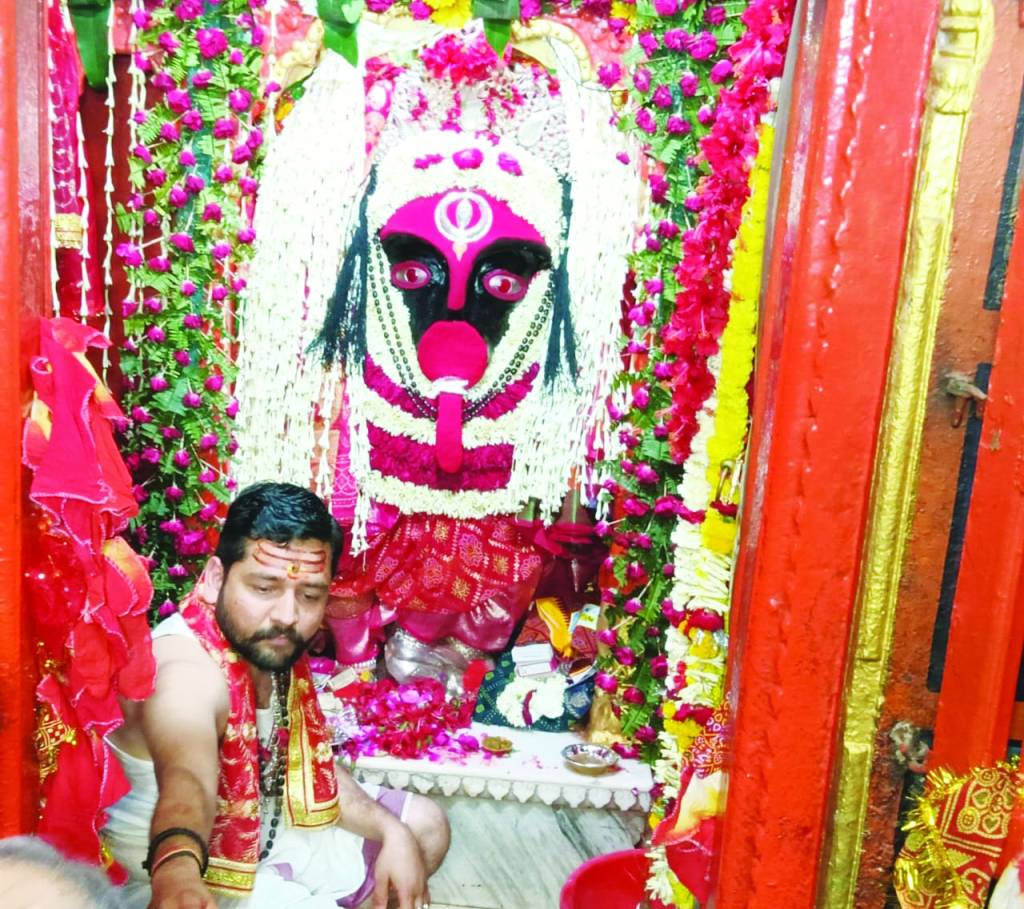 भवानी गौरी और मां कालरात्रि ने भक्तों को दिए दर्शन