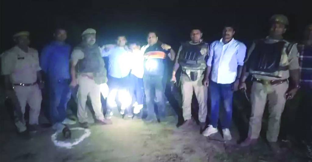 देर रात फिर तड़तड़ाई पुलिस की गोलियां