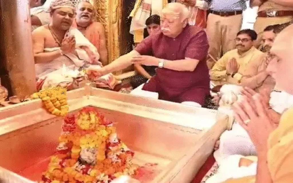 RSS प्रमुख मोहन भागवत ने बाबा विश्वनाथ के किए दर्शन, काशी में बोले- श्मशान, मंदिर और पानी सब हिंदुओं के लिए एक हों