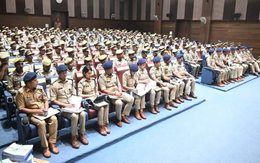 वाराणसी में पुलिस कमिश्नर की चेकिंग में गायब मिले 16 पुलिसकर्मी निलंबित, 11 दरोगा-5 सिपाहियों की जांच शुरू