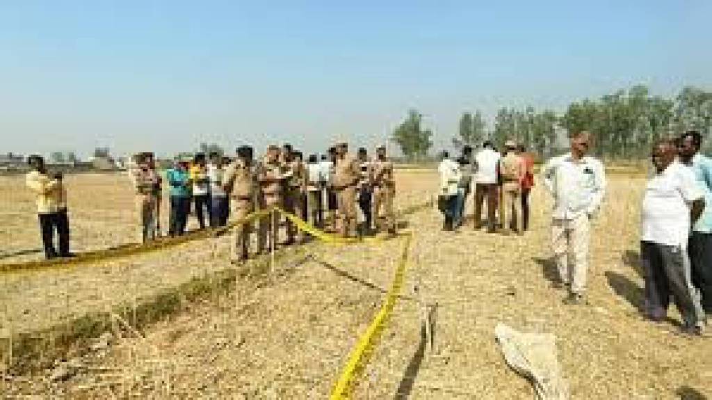 युवक का खेत में मिला शव, शरीर पर धारदार हथियार से वार करने के निशान मिले