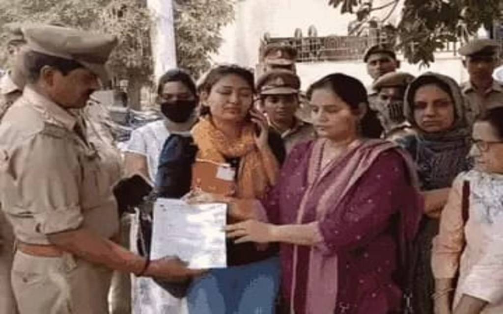 Varanasi Gangrape: पीएम के संसदीय कार्यालय पहुंची महिलाएं, बोलीं- आरोपियों को कड़ी सजा दी जाए, पुलिस ने आधे रास्ते में रोककर लिया ज्ञापन