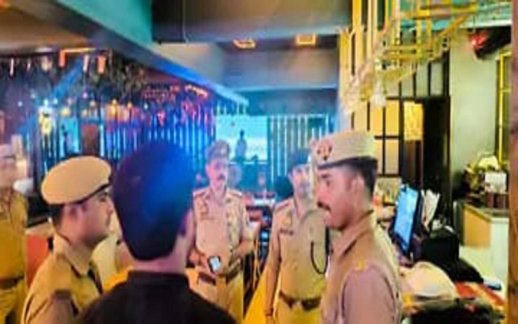 वाराणसी में आधी रात 10 स्पा सेंटरों पर छापा, 3 थानों की पुलिस देख लड़के-लड़कियां भागे, सीसीटीवी फुटेज जब्त किए