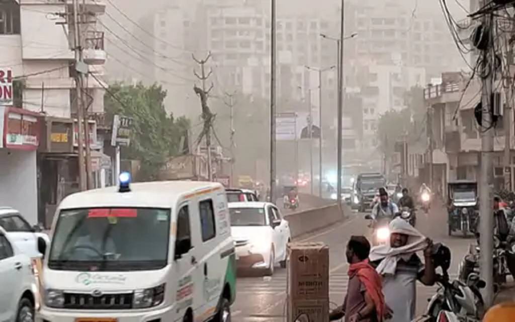 वाराणसी में बदला मौसम का मिजाज, दोपहर 12 बजे आसमान में छाया अंधेरा, पीएम मोदी की जनसभा स्थल पर लगा टेंट और पोस्टर फटे