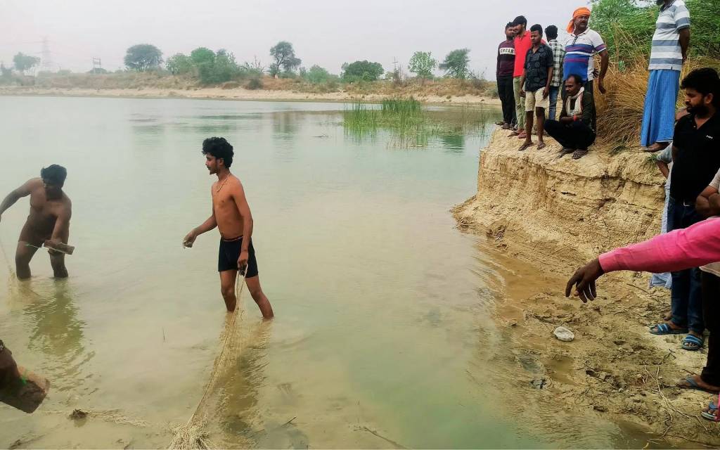 भदोही में तीन मासूम बच्चों के साथ तालाब में कूदी महिला, सास की तेरहवीं में मुंबई से आई थी