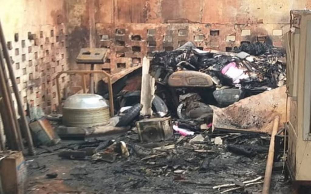 Varanasi: काशी विद्यापीठ ब्लॉक के स्टोर रूम में लगी आग, दो बाइक-कूलर समेत फर्नीचर जलकर राख