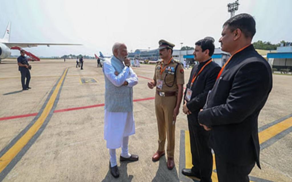 वाराणसी पहुंचे पीएम मोदी: एयरपोर्ट पर ही ली गैंगरेप केस जानकारी, अफसरों से कहा- दोषियों पर सख्त एक्शन हो