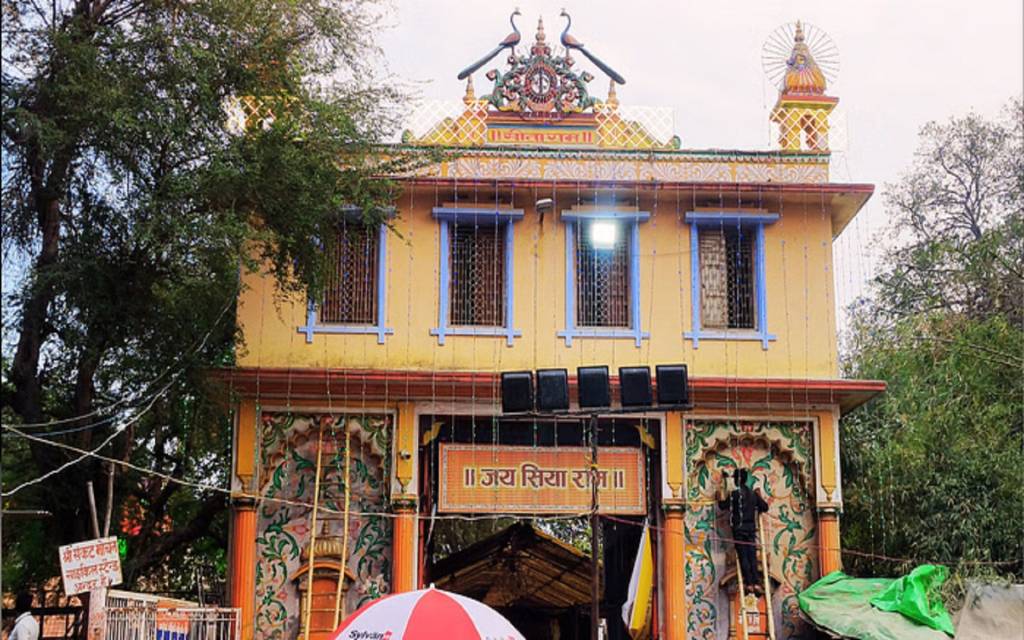 काशी में हनुमान जयंती की धूम: संकट मोचन मंदिर में 2500 Kg लड्डू का लगाया गया भोग, भक्तों ने निकाली गई ध्वजा यात्रा