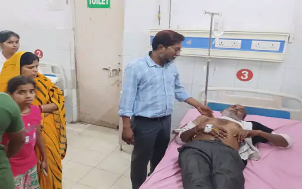 वाराणसी में दाढ़ी बनवा रहे बुजुर्ग पर कैंची से किया गया हमला, जिला चिकित्सालय में कराया गया भर्ती