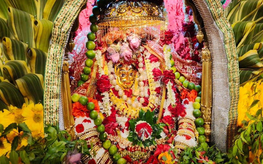 काशी में बड़ी शीतला माता का हुआ वार्षिक श्रृंगार, 11 किलो कपूर से हुई मंगला आरती, पहली निशा पर गंगा किनारे गूंजा भक्तिगीत
