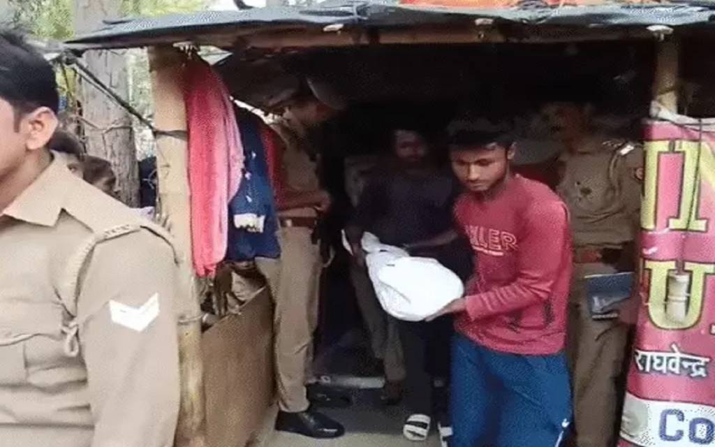 अयोध्या में पत्नी की बांके से हमला कर उतारा मौत के घाट, 5 साल के मासूम को भी जमीन पर पटका, आरोपी मौके से फरार