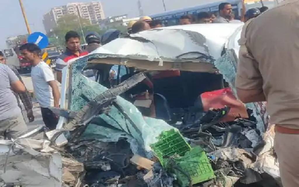 कानपुर में भीषण हादसे से कार के उड़े परखच्चे, दो महिलाओं समेत तीन की मौत, दो घायल