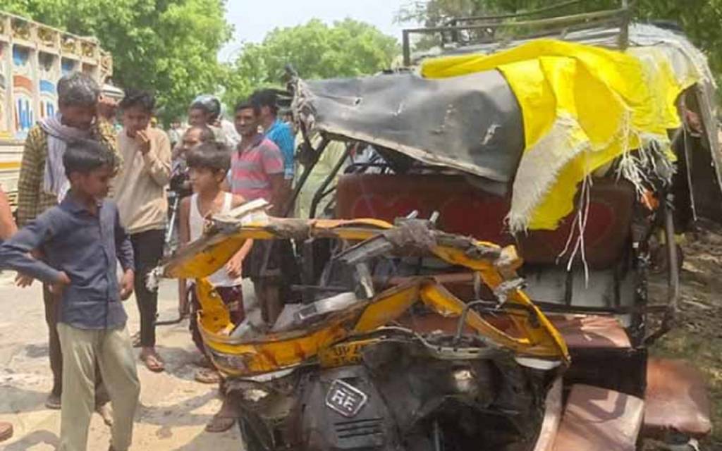 बहराइच में भीषण सड़क हादसा : बस ने ऑटो में मारी टक्कर, एक ही परिवार के पांच लोगों की मौत, 16 घायल