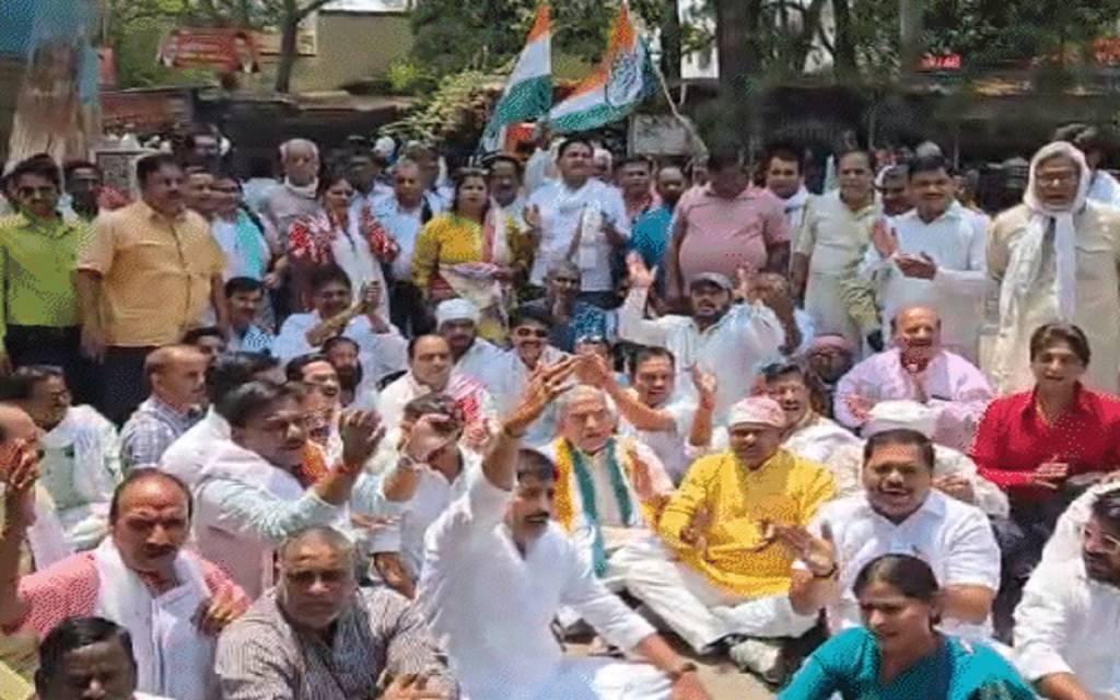 सोनिया-राहुल पर कार्रवाई से कांग्रेस आगबबूला, वाराणसी कलेक्ट्रेट में धरने पर बैठी कांग्रेसी