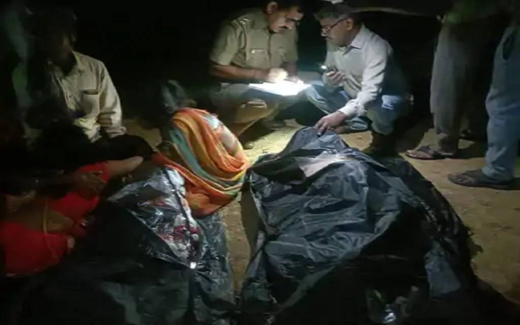सोनभद्र में अज्ञात वाहन ने बाइक को मारी टक्कर, शादी का निमंत्रण देकर लौट रहे दो लोगों की मौत