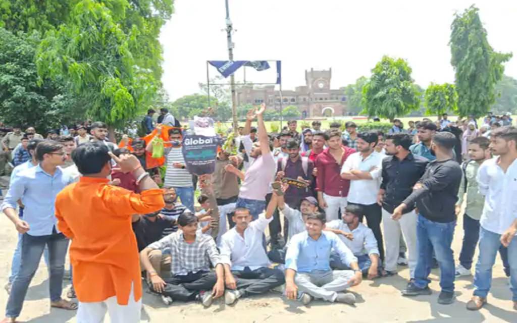 प्रयागराज में तैराकी सीख रहे ट्रेनर की यमुना नदी में डूबने से मौत, छात्रों ने कोच के खिलाफ की नारेबाजी