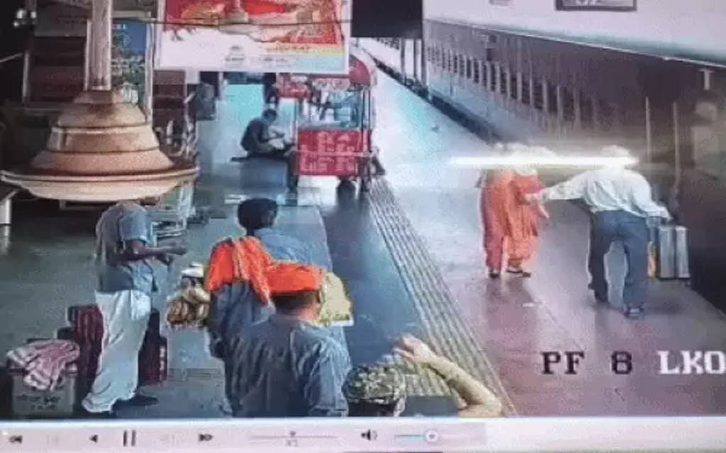 Varanasi : कैंट स्टेशन पर टली अनहोनी, ट्रेन में चढ़ते हुए फिसली महिला, फिर RPF महिला कॉन्स्टेबल ने बचाई जान