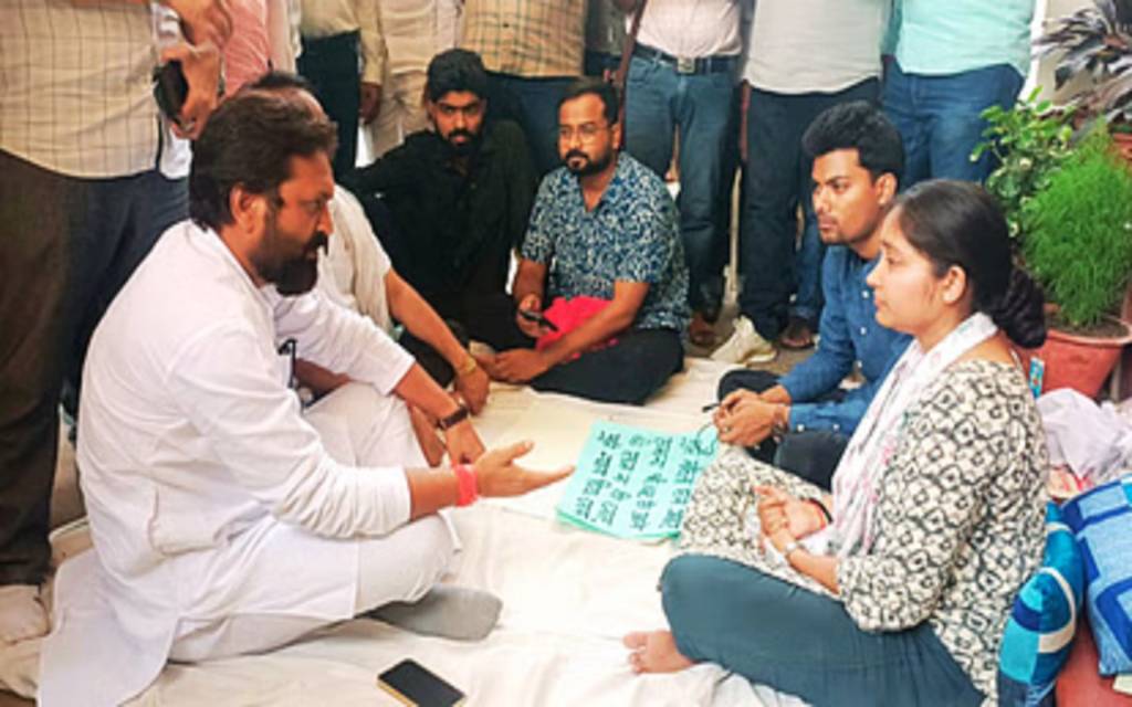 बीएचयू में पीएचडी प्रवेश के लिए अब धरने पर बैठी छात्रा, EWS प्रमाण-पत्र को लेकर विश्वविद्यालय पर लगाया आरोप, करणी सेना ने किया समर्थन