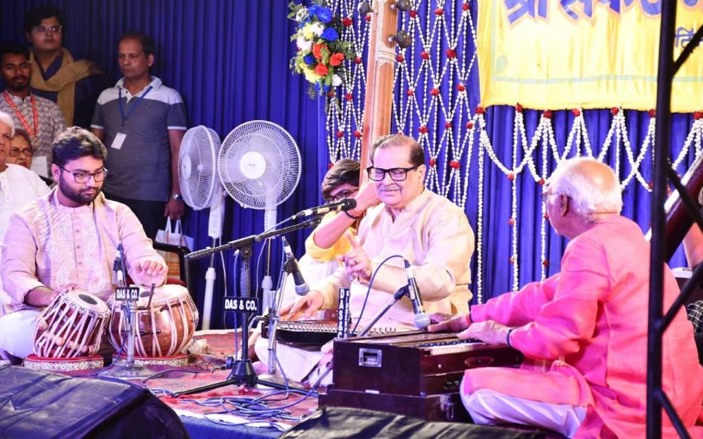 पं अजय चक्रवर्ती के गायन से भक्तिमय हुआ हनुमत दरबार