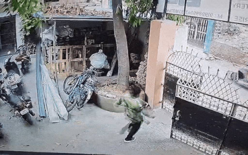 घर में घुसकर बदमाशों ने महिला से दिनदहाड़े छीनी चेन, आवाज देकर गेट के अंदर आया आरोपी, गले पर मारा झपट्टा