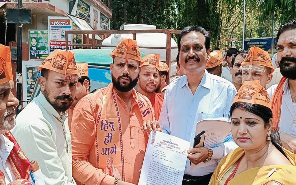 वाराणसी जिला मुख्यालय पर बजरंग दल ने बंगाल में हो रही हिंसा के खिलाफ की नारेबाजी, राष्ट्रपति को संबोधित पत्र मजिस्ट्रेट को सौंपा