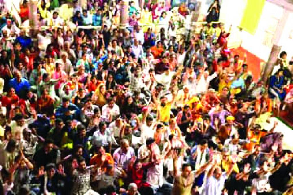 रंगी सारी गुलाबी चुनरिया रे... और झूम उठे श्रोता