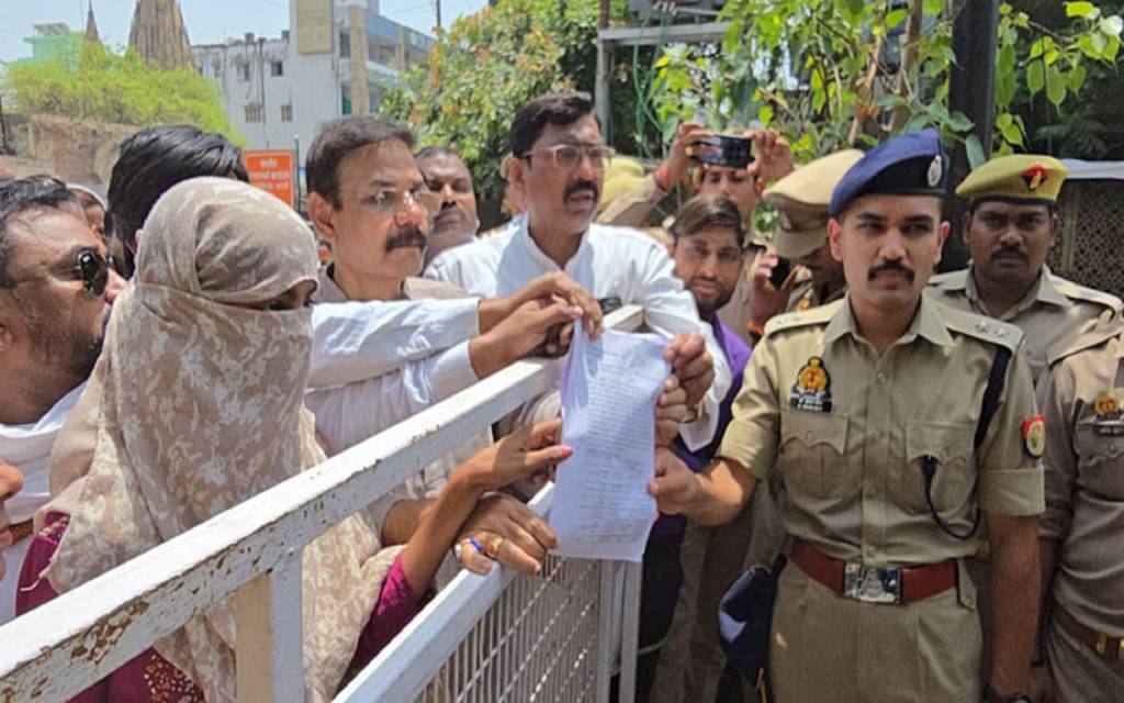 गैंगरेप के मामले में जेल भेजे गए 14 आरोपियों के परिजनों के साथ पीड़िता की सहेली ने सौंपा ज्ञापन
