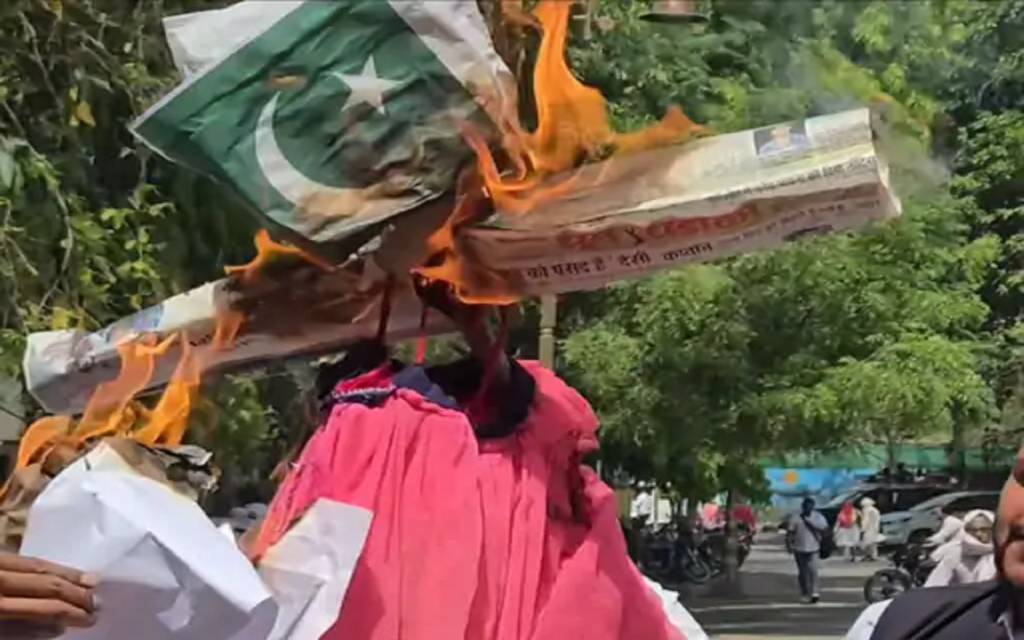 वाराणसी जिला मुख्यालय पर लगे पाकिस्तान मुर्दाबाद के नारे, अधिवक्ताओं ने फूंका पुतला, झंडे को चप्पल से पीटा