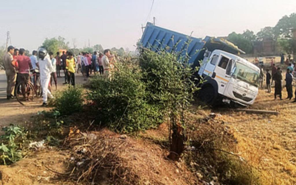 सोनभद्र में दिल दहला देने वाला हादसा, हाइवा के टक्कर से साइकिल सवार की मौत, दो टुकड़ों में बंटी लाश