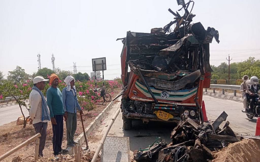 मिर्जापुर में टक्कर के बाद ट्रक और हाइवा में लगी आग, जिंदा जला चालक, एक की हालत गंभीर